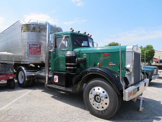 Este Peterbilt enganchado al semi con furgón trabajó transportando cajas de uva desde Ohio.